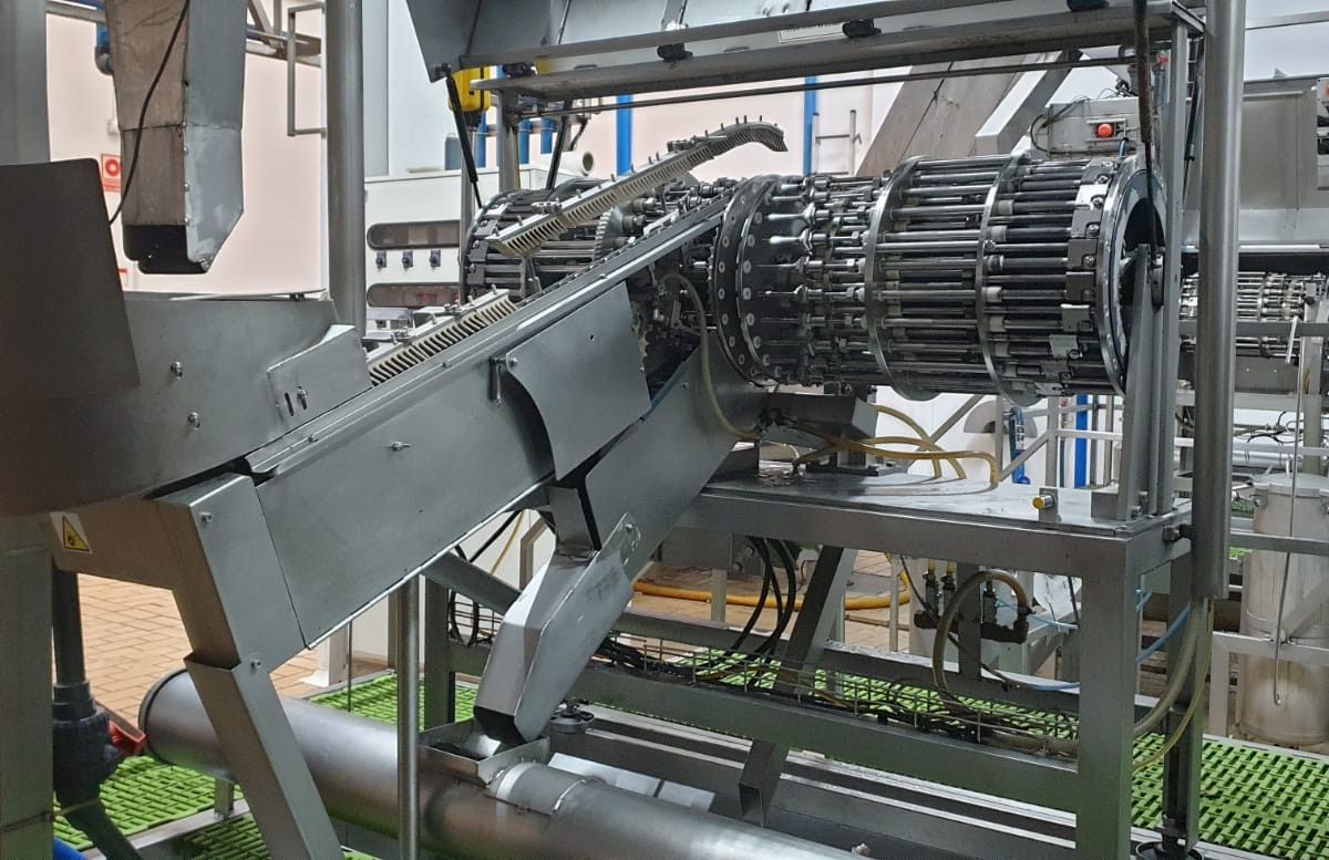 Deshuesadora rellenadora MDRA-2001 instalada en la línea de producción de un cliente