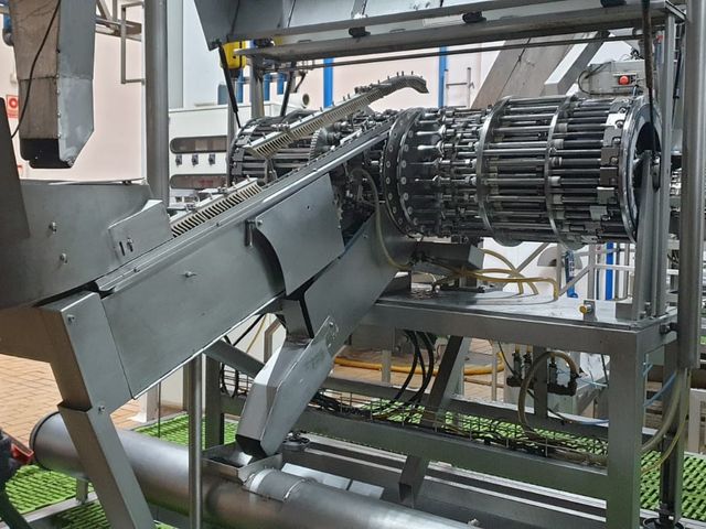 Deshuesadora rellenadora MDRA-2001 instalada en la línea de producción de un cliente