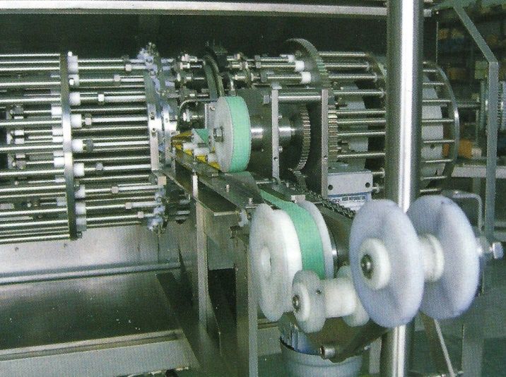 Detalle de los engranajes de la deshuesadora rellenadora MDRP-2002